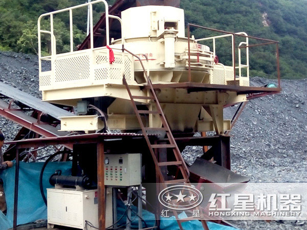 沖擊式破碎機現場工作圖