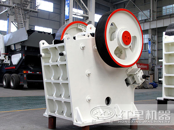 綠色顎式破碎機(jī)